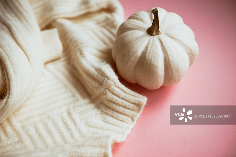 秋日构图：白色毛衣与南瓜图片素材