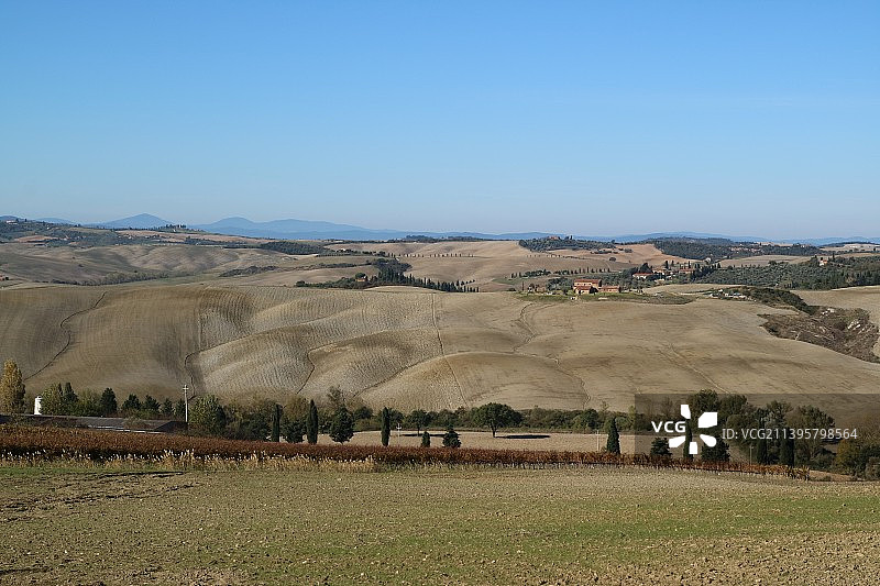 蓝色天空下的田野风光，托斯卡纳，意大利图片素材