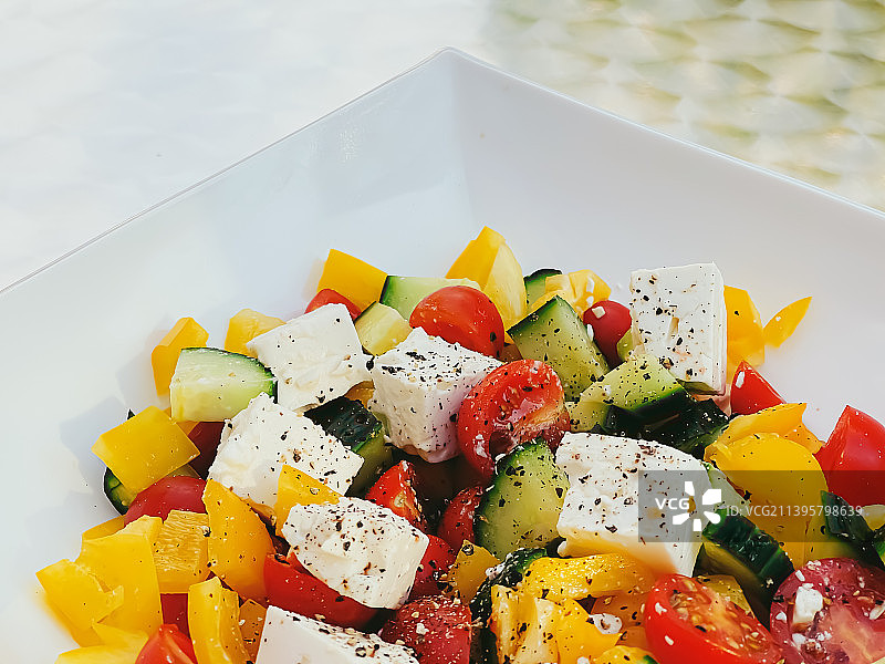 新鲜蔬菜希腊沙拉，含圣女果和甜椒图片素材