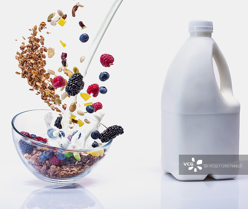飞舞的格兰诺拉麦片，浆果牛奶碗漂浮素材图片素材