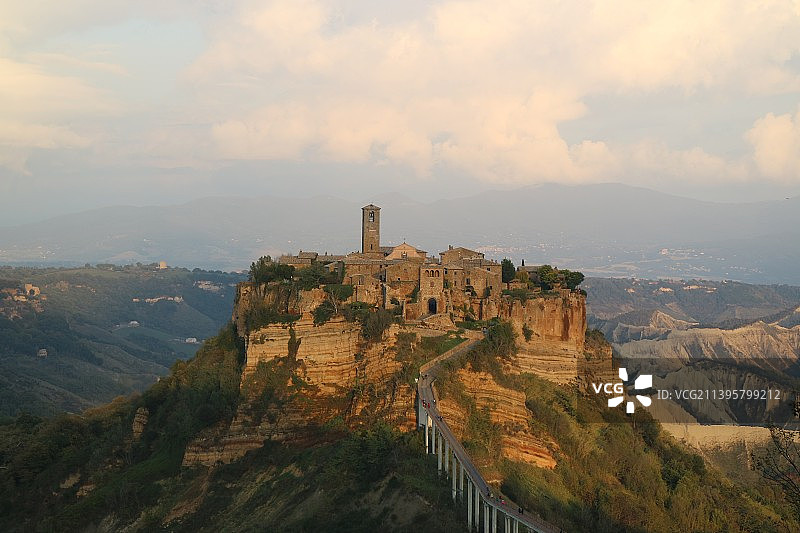 意大利多云天空下的建筑物高角度视图图片素材
