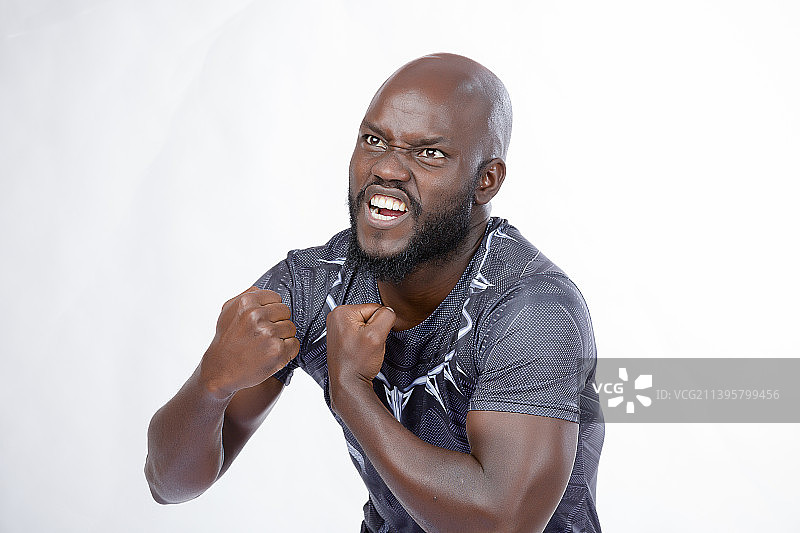 内罗毕肯尼亚，白色背景下展示肌肉的微笑男士肖像图片素材