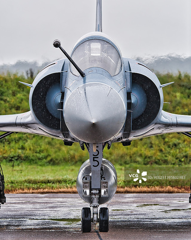 飞机在田野上的特写图片素材