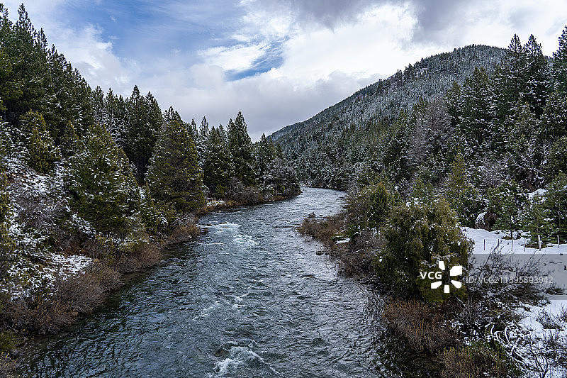 阿根廷内乌肯的树木河流风光图片素材
