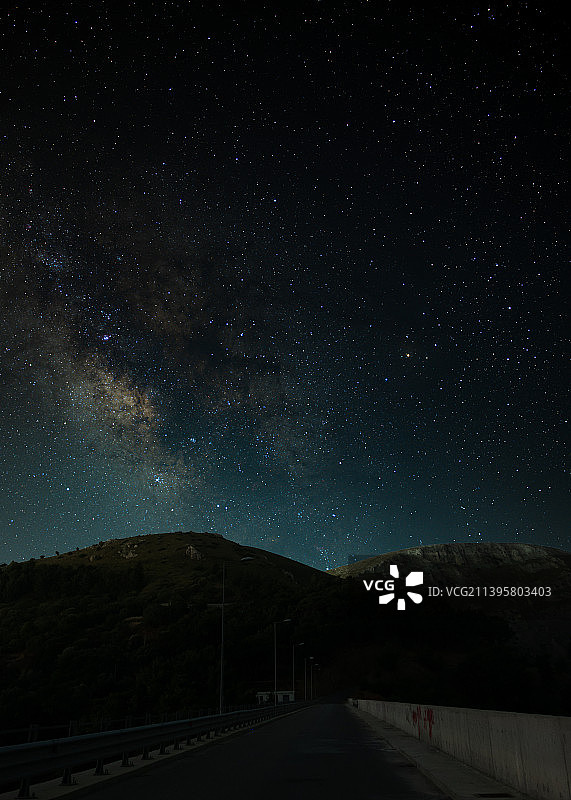 山景映衬着夜空图片素材