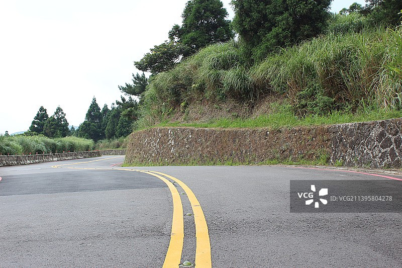 空旷的沥青路，背景是山图片素材