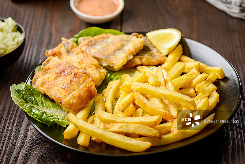 餐桌上盘子里食物的特写图片素材