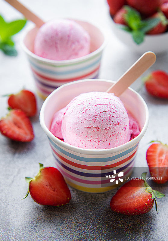 自制草莓冰淇淋配新鲜草莓图片素材