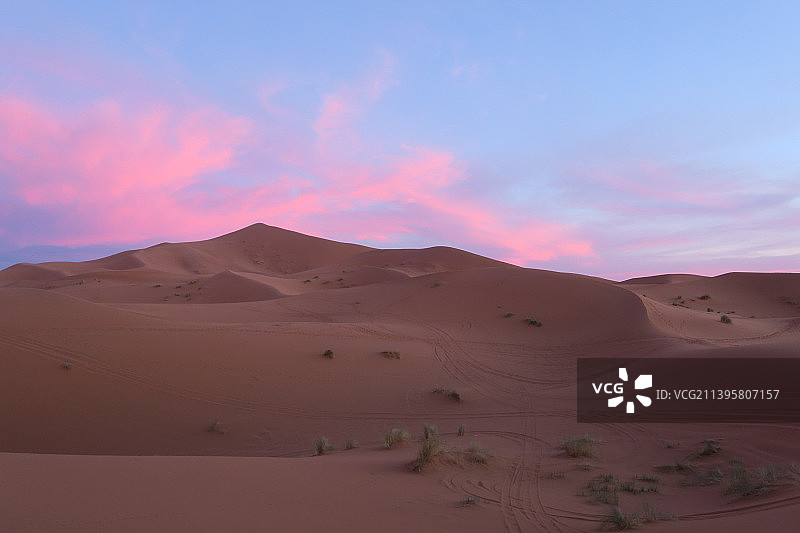 摩洛哥瓦尔扎扎特日落时分的沙漠景色图片素材