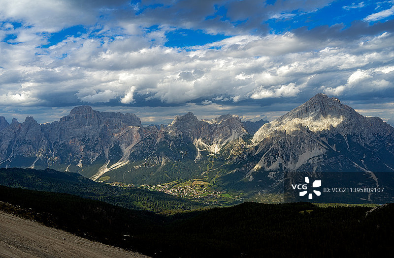 佐尔多山谷雪山壮丽景色，贝卢诺，意大利图片素材