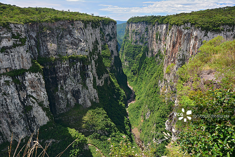 巴西圣卡塔琳娜州普拉亚格兰德的岩石山脉风光图片素材