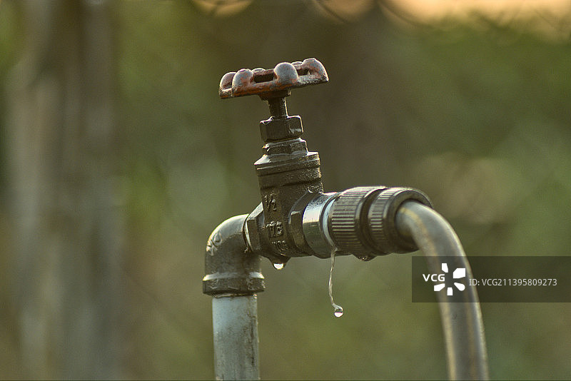 水龙头流水的特写图片素材