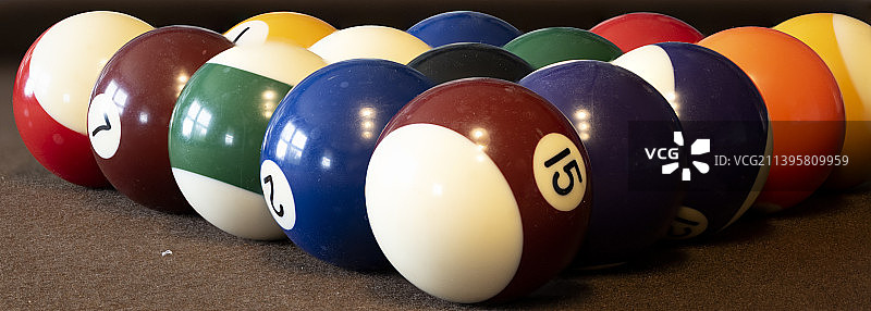 桌上的台球特写图片素材