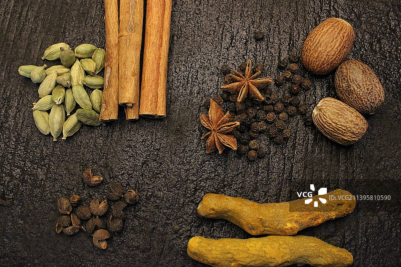 传统石磨上的印度香料图片素材