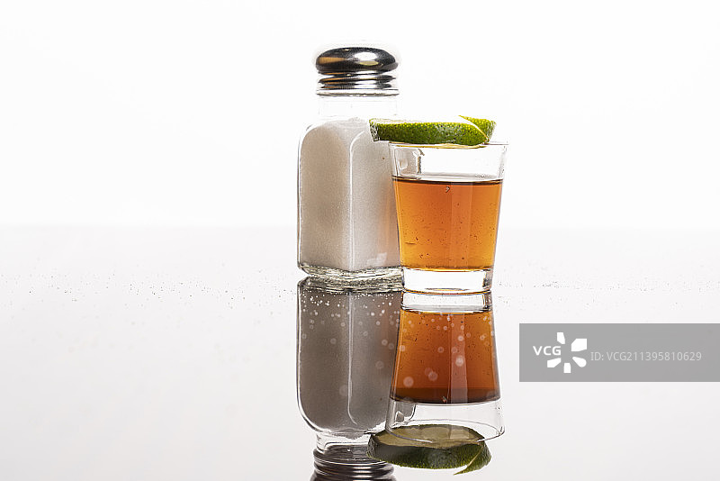 白色背景下的啤酒杯特写图片素材