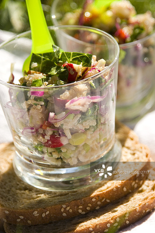 桌子上玻璃罐中的沙拉特写图片素材