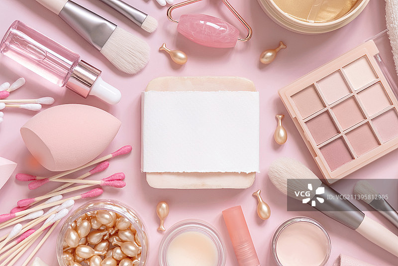 粉红色背景上的带空白标签的肥皂条、护肤品和装饰化妆品，俯视图，样机图片素材