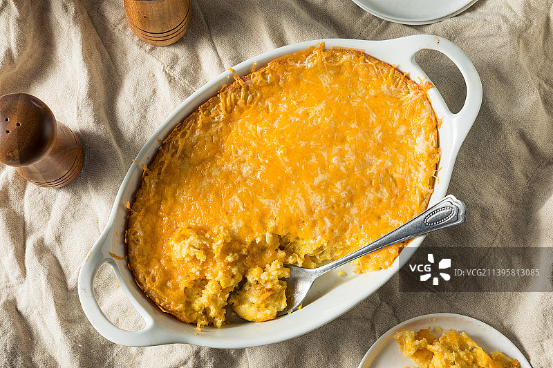 从高角度观看餐桌上盘子里的食物图片素材