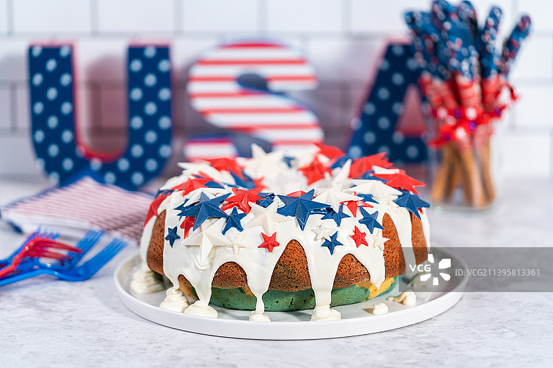 桌子上的蛋糕特写图片素材