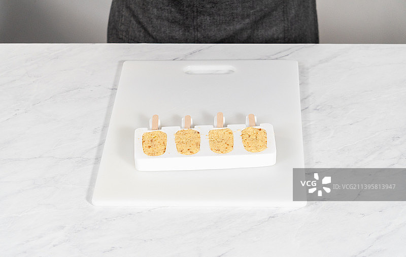 桌子上托盘里的饼干高角度视图图片素材
