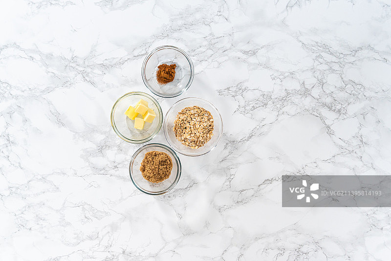 大理石碗中食物俯视图图片素材