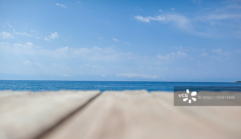 蓝色海面上方码头的木板图片素材