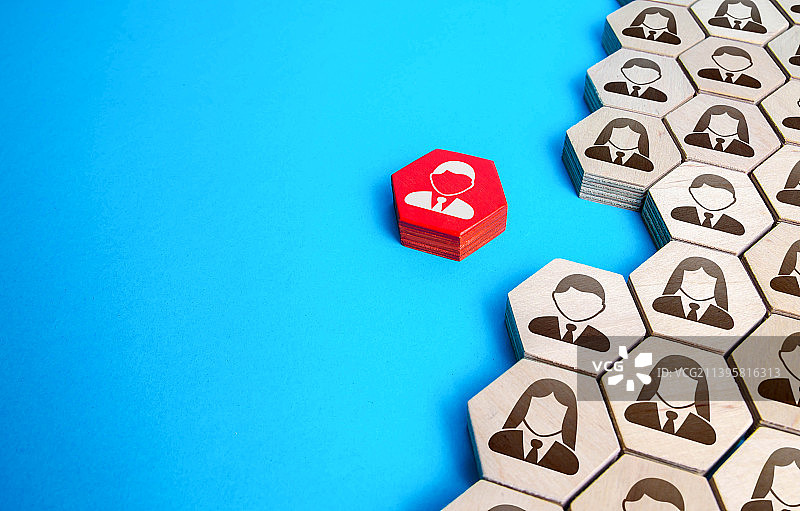 蓝色背景下带有商业图标的木块俯视图图片素材