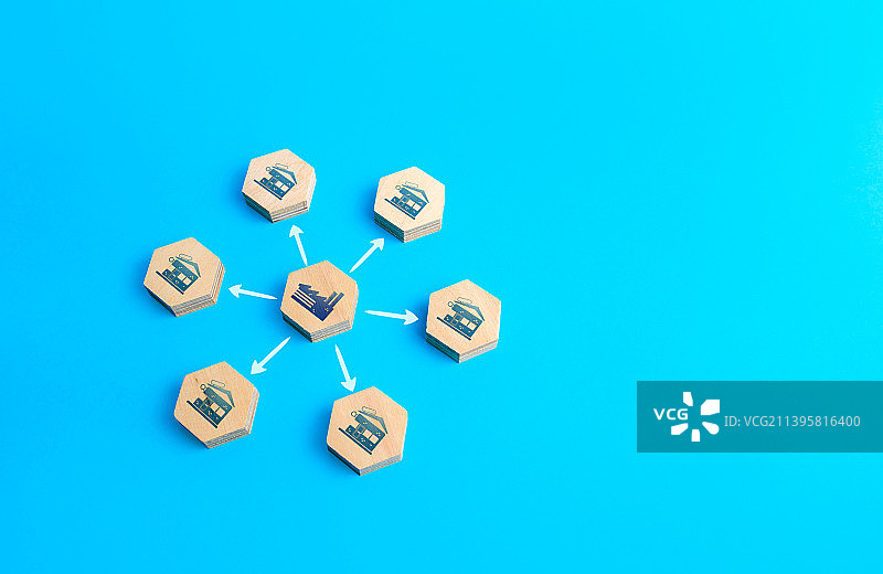 俯视角度拍摄的带有工厂图标的木块，蓝色背景图片素材