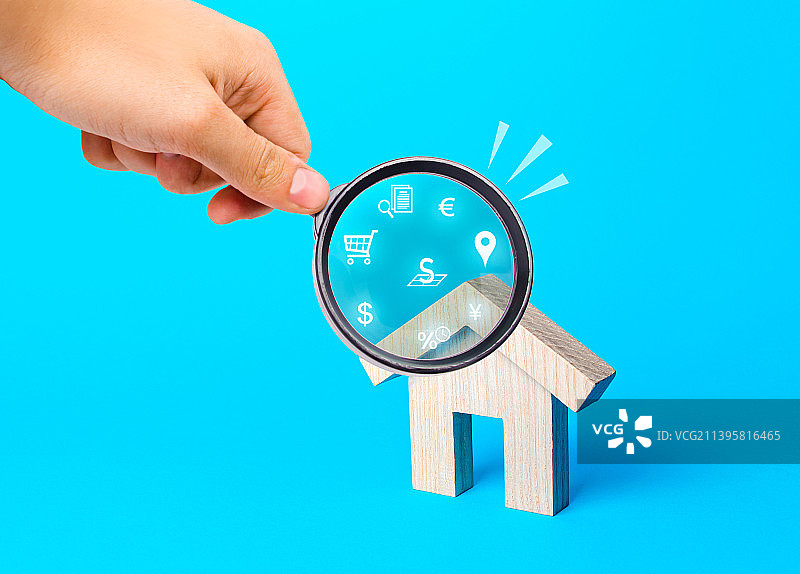 房产中介用放大镜检查房屋图片素材