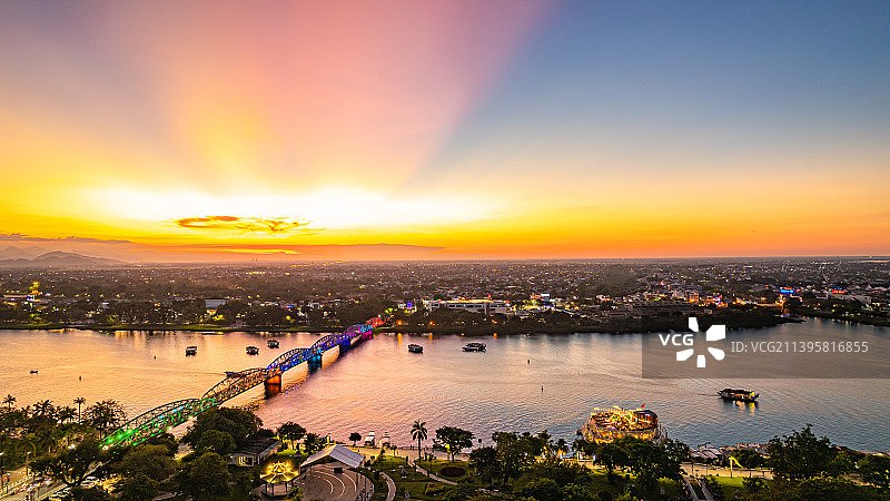 越南顺化省日落时分建筑旁的河流高角度景观图片素材