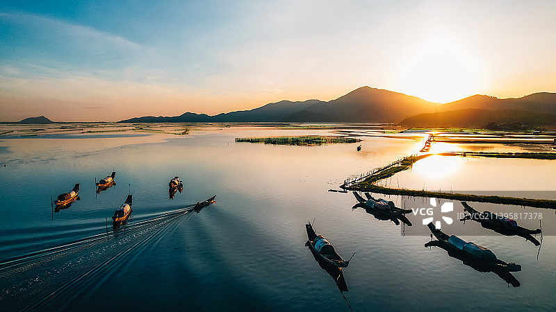 越南顺化：日落时分湖中船只高角度景观图片素材