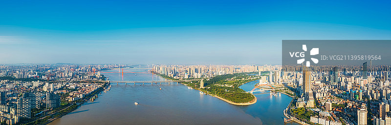 湖北省武汉市长江汉江两江交汇泾渭分明场景与南岸嘴江滩公园都市天际线夏季户外航拍全景图片素材