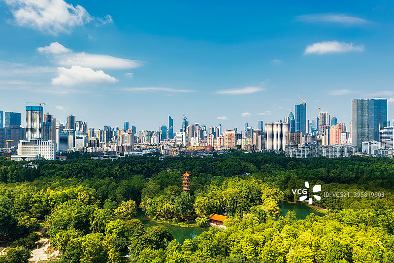 湖北省武汉市解放公园中华名塔园与城市天际线夏季户外航拍图片素材