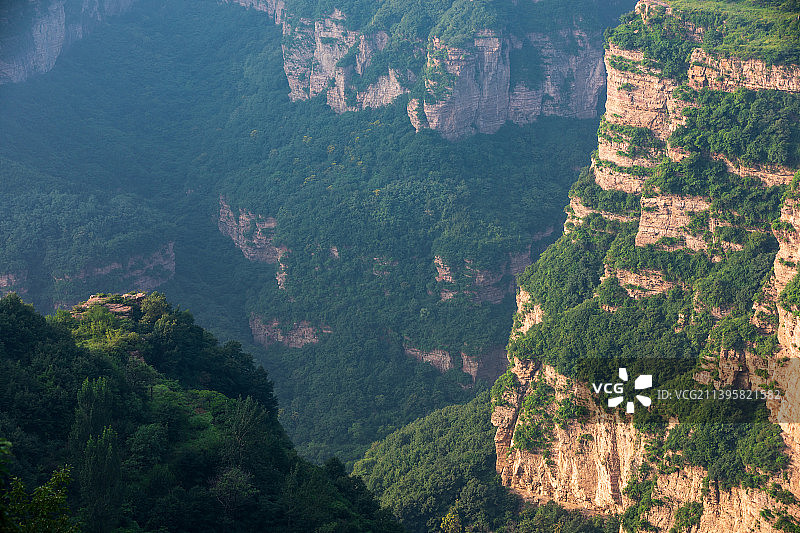 河南省林州市石板岩乡上坪村太行山峡谷风光图片素材