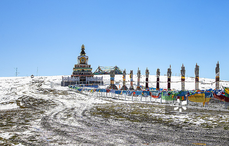 山巅上的白塔－大冬树山垭口图片素材
