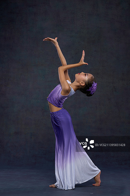 跳民族舞的女孩图片素材