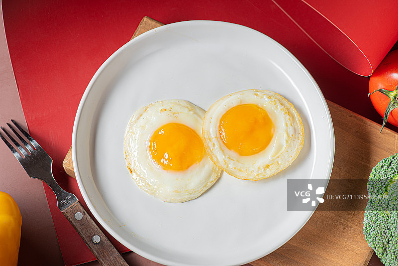 餐桌上煎鸡蛋的高视角视图图片素材