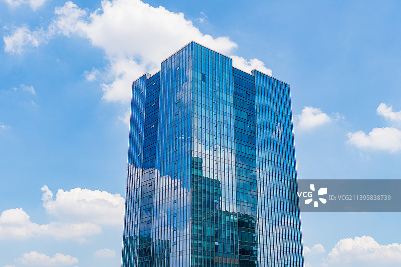 蓝天白云和高楼玻璃外墙图片素材