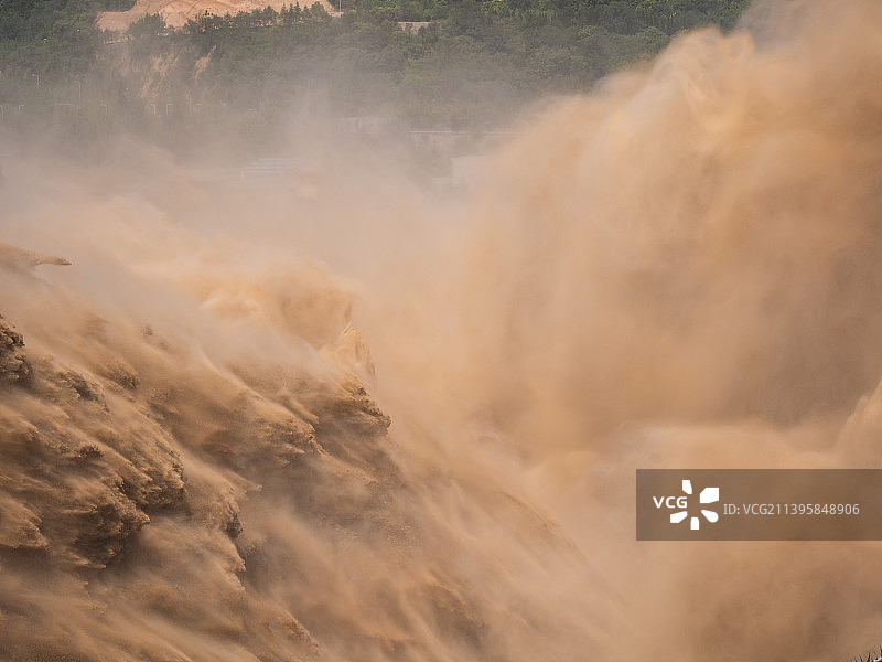 河南省洛阳市黄河小浪底水库水利枢纽泄洪调沙图片素材