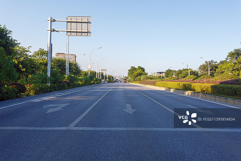 社区公路马路道路前进的道路图片素材