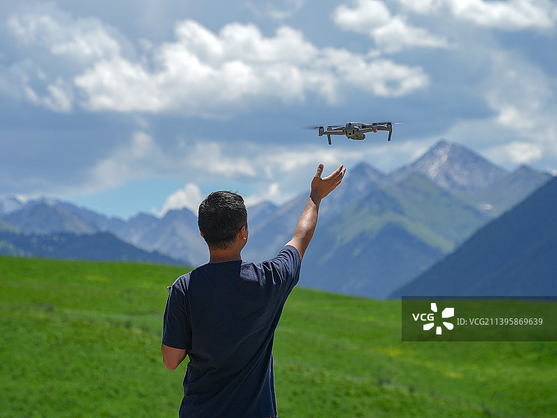 正在放飞无人机的男子背影图片素材