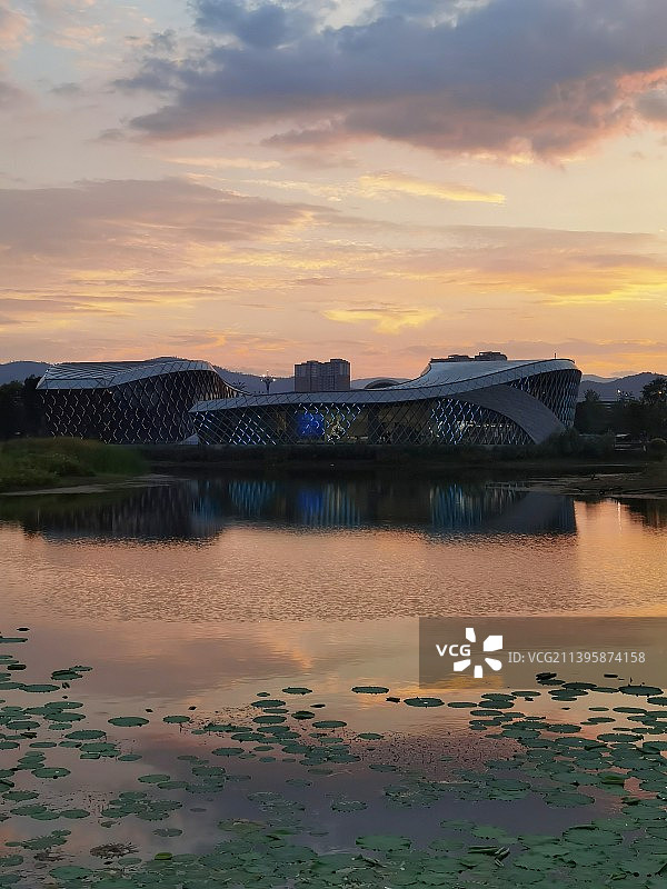 夕阳下的高铁新城图片素材