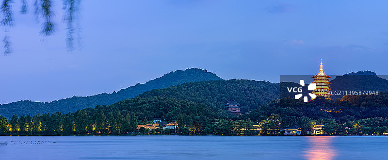 杭州西湖夜景风光  雷峰塔夜景 净寺 南屏晚钟 西湖地标 杭州风光 西湖风景 山水图片素材