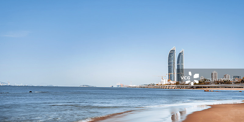 中国福建厦门双子塔和白城沙滩清晨慢门风光图片素材