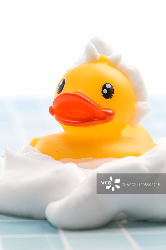 身上涂满泡沫的小黄鸭图片素材