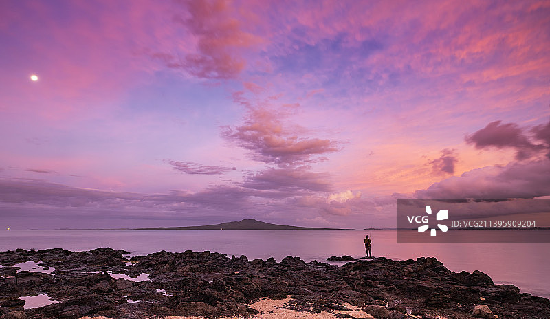夕阳晚霞钓鱼人图片素材