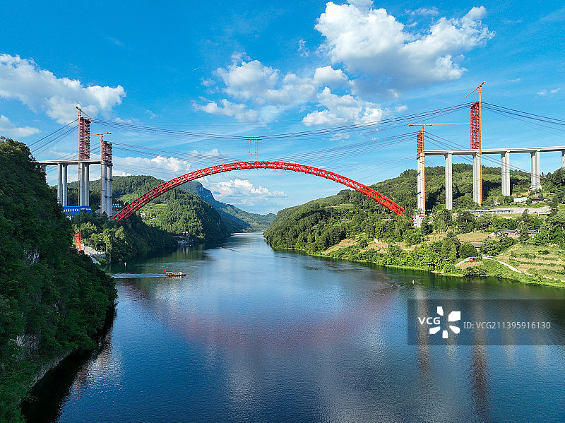 建设中的贵州德余高速乌江特大桥图片素材