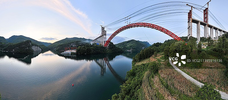 建设中的贵州德余高速乌江特大桥图片素材