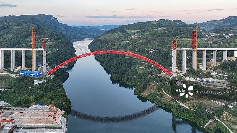 建设中的贵州德余高速乌江特大桥图片素材
