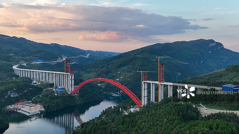 建设中的贵州德余高速乌江特大桥图片素材